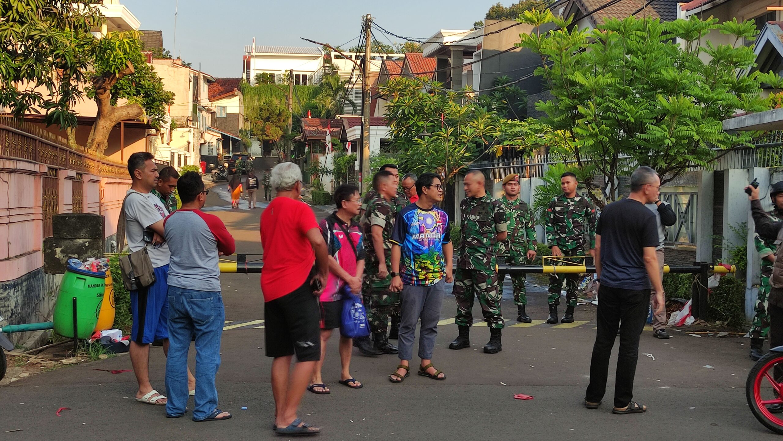 Unjuk Rasa Usai, Warga Kembalikan Barang Jarahan hingga Berjaga di Kompleks