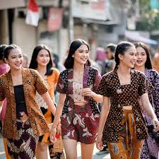 Tren Fashion Indonesia 2025: Streetwear, Batik Modern, dan Sustainable Style