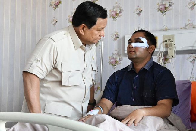 Momen Prabowo Jenguk Korban Demo di RS Polri: Janji Ganti Motor Warga, Ucap Terima Kasih ke Polisi