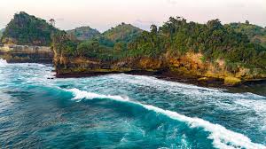 Energi Gelombang Pantai Selatan Jawa 2025: Potensi Nyata, Kendala & Strategi Pemanfaatan Laut
